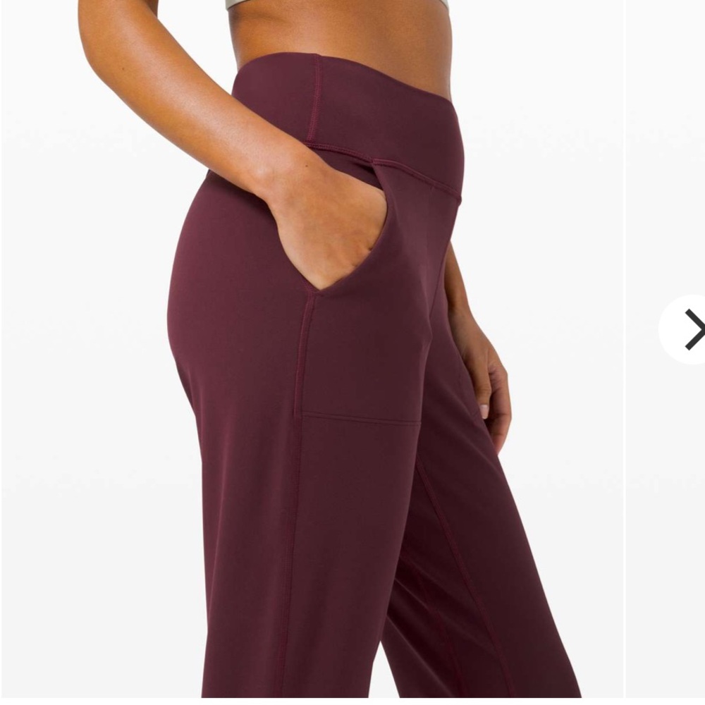 Lululemon Align Jogger 28"
Cassis